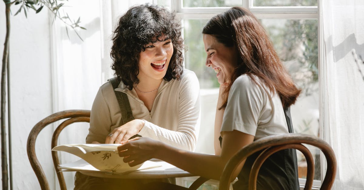 découvrez l'importance du dialogue interprofessionnel dans le secteur de la santé et au-delà. cette pratique favorise la collaboration entre divers professionnels, améliore la communication et renforce la qualité des services fournis. explorez les enjeux, les bénéfices et les meilleures pratiques pour instaurer un dialogue efficace et constructif.
