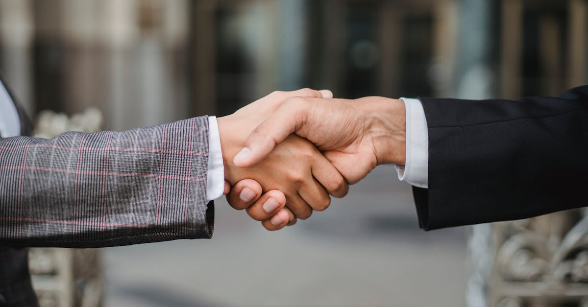 découvrez l'art de la négociation : stratégies et techniques pour parvenir à des accords gagnant-gagnant. que ce soit dans le cadre professionnel ou personnel, apprenez à communiquer efficacement et à persuader vos interlocuteurs.