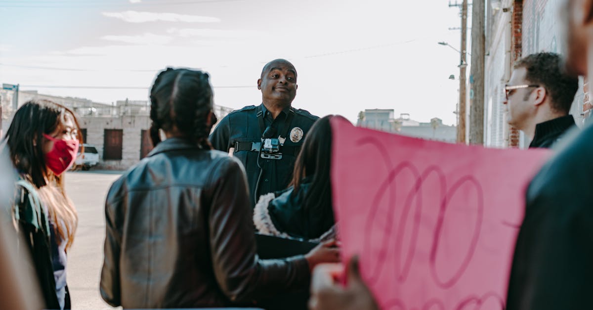 découvrez la communication non-violente, une méthode d'échange qui favorise l'écoute empathique et la résolution pacifique des conflits. apprenez à exprimer vos besoins et vos émotions avec bienveillance, tout en améliorant vos relations personnelles et professionnelles.