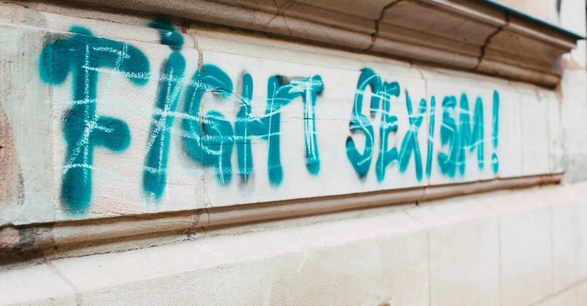 découvrez le féminisme : ses origines, ses enjeux actuels et son impact sur la société. comprenez comment ce mouvement milite pour l’égalité des genres et défend les droits des femmes à travers le monde.