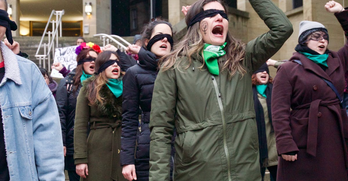 découvrez le féminisme : un mouvement social, culturel et politique visant à promouvoir l’égalité entre les femmes et les hommes, lutter contre les discriminations et défendre les droits des femmes dans la société contemporaine.
