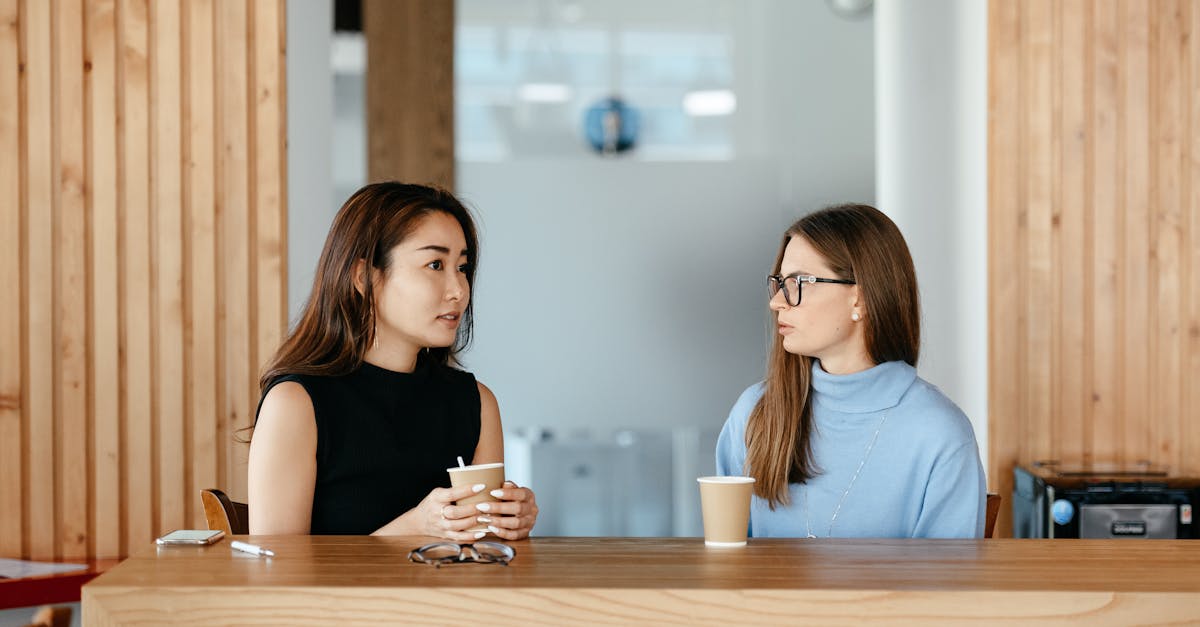 découvrez l'importance du dialogue jeunesse pour favoriser l'échange d'idées, l'engagement citoyen et le développement de solutions innovantes par et pour les jeunes.